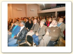 Vista parcial de la concurrencia a la sala de la Casa de la Cultura.