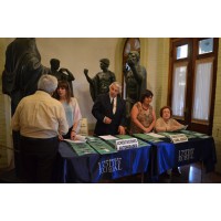 Parte del equipo de la Fundacin en la mesa de acreditaciones, en el hall del Teatro Lavalleja.