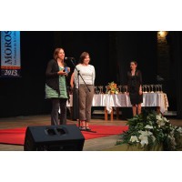 Liliana y Ana Celia Silva Barbato, hijas de la Ec. Celia Barbato, agradecen la medalla en homenaje a su madre, que le fuera entregada por la Prof. Rosmary Cardozo