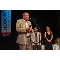 El Dr. Henry Engler, agradece el premio recibideo de manos del Dr. Daniel Ximnez