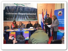 Los integrantes de la mesa: Clarisa Gallo, Alcides Abella, Conrado Guadalupe y María Olmedo, junto a los conductores Gabriel Fernández y Rosmary Cardozo