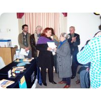 La Sra. Carmen Rodríguez Franco recibe su Diploma de manos de la Arq. Mary Morosoli