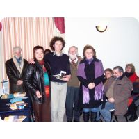 Cecilia Manzione, Homero Guadalupe e Yveth Bueno, junto al premiado Damián González