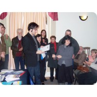 El escritor Ramiro Sanchiz luego de recibir su diploma de manos de la Prof. Celina Rapat.