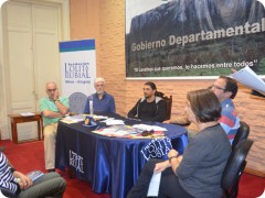 La mesa integrada por los miembros del jurado Oscar Brando y Rosario Peyrou, el Secretario Ejecutivo del Fundación, el ganador del Gran Premio Marín Lasalt, el Director de Ediciones de la Banda Oriental Profesor Alcides Abella y el Director de Relaciones Públicas de la Intendencia de Lavalleja Nelson Hernández